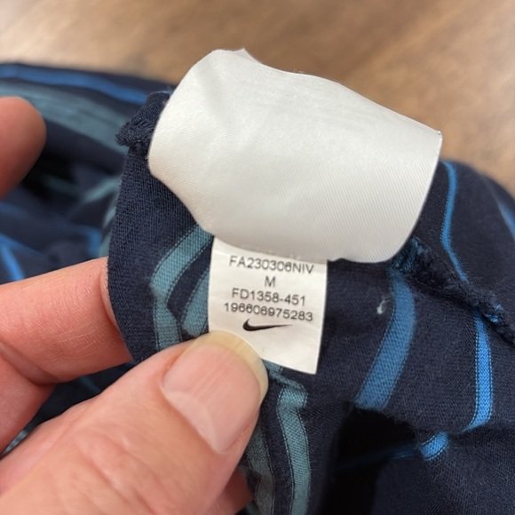 NIKE The Nike Tee Shirt Sz M. Blue with stripes - Picture 7 of 7